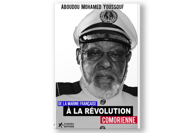 Couverture du livre De la Marine française à la Révolution comorienne par Aboudou Mohamed Youssouf, offrant un récit personnel sur la période révolutionnaire des Comores.