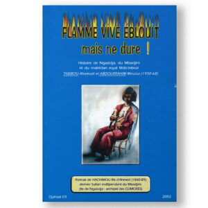 Quatrième de couverture du livre Flamme Vive d'Abdourrahim Moussa, explorant la fin du règne féodal et l'histoire des sultans de Ngazidja.