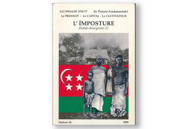 Couverture du livre L'Imposture : féodalo-bourgeoise (I), abordant la théorie fondamentale d'Ali Soilihi, avec une illustration en noir et blanc sur fond du drapeau comorien.