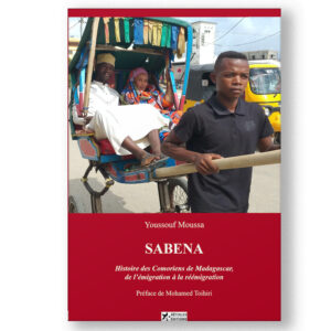 Couverture du livre SABENA par Youssouf Moussa, explorant l'histoire de l'émigration et réémigration des Comoriens à Madagascar, avec une image d'un pousse-pousse illustrant le contexte social.