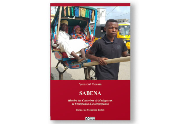 Couverture du livre SABENA par Youssouf Moussa, explorant l'histoire de l'émigration et réémigration des Comoriens à Madagascar, avec une image d'un pousse-pousse illustrant le contexte social.