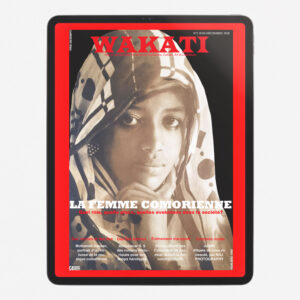 Couverture de la revue Wakati n°2, mettant en lumière le rôle de la femme comorienne dans la société, avec des articles sur la culture, l’histoire et les évolutions sociales aux Comores.