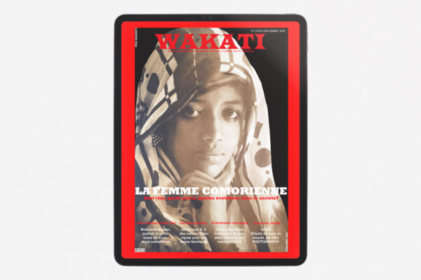 Couverture de la revue Wakati n°2, mettant en lumière le rôle de la femme comorienne dans la société, avec des articles sur la culture, l’histoire et les évolutions sociales aux Comores.