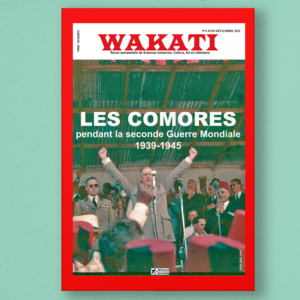 Couverture de la revue WAKATI intitulée Les Comores pendant la Seconde Guerre Mondiale (1939-1945), illustrant un discours de figure historique sous un toit traditionnel, entouré de militaires et de dignitaires.