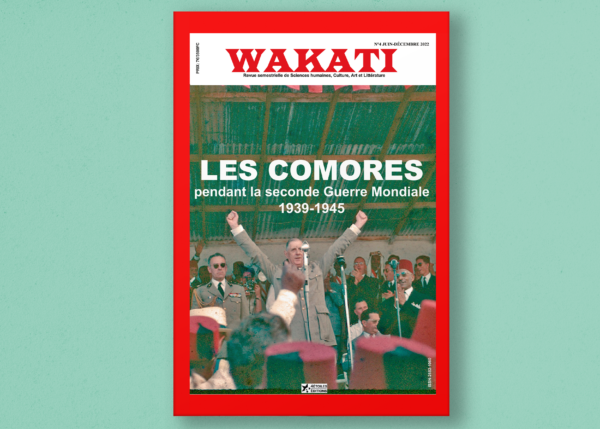 Couverture de la revue WAKATI intitulée Les Comores pendant la Seconde Guerre Mondiale (1939-1945), illustrant un discours de figure historique sous un toit traditionnel, entouré de militaires et de dignitaires.